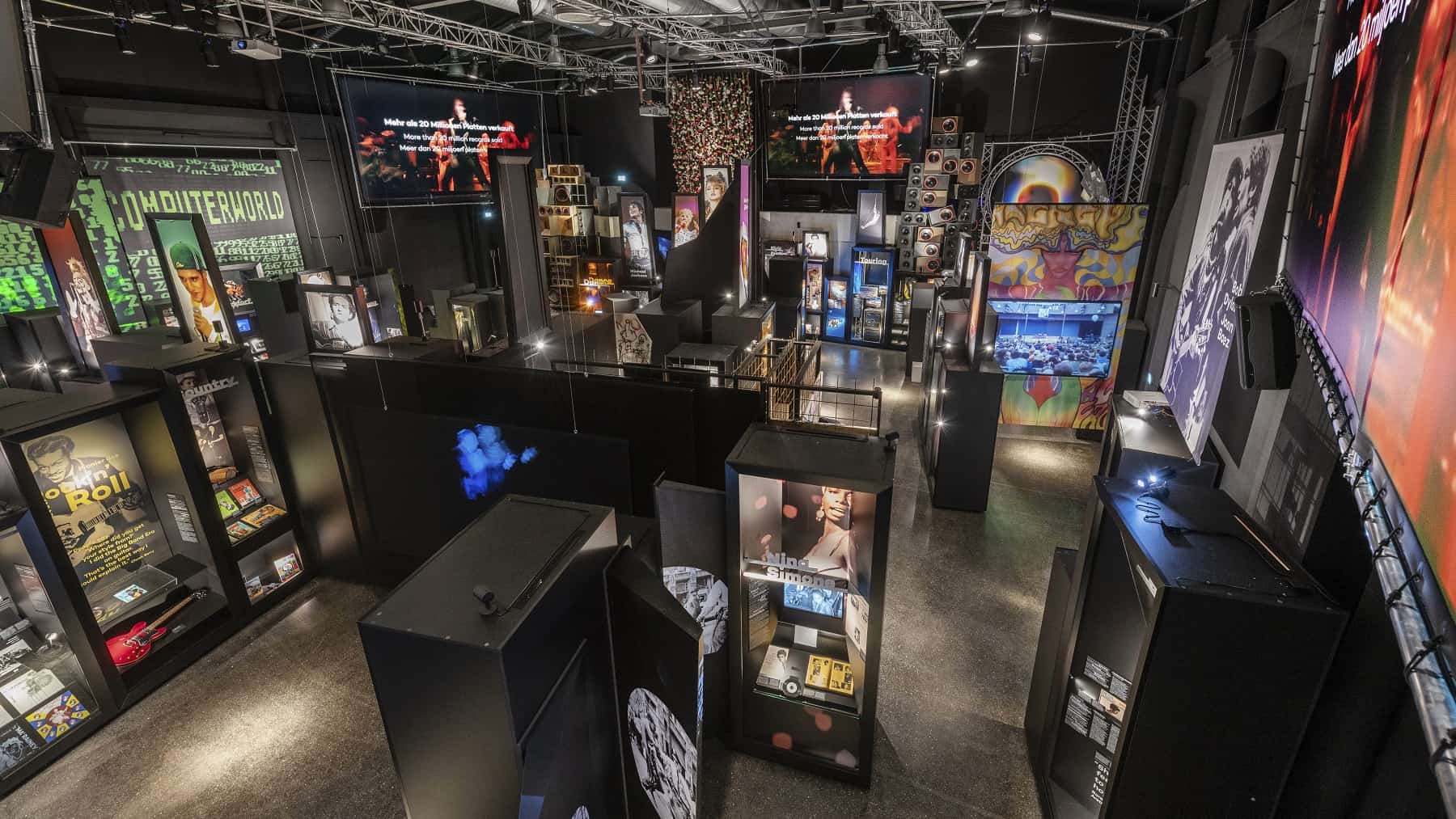 rocknpopmuseum Gronau, Dauerausstellung: Ansicht von der Empore aus