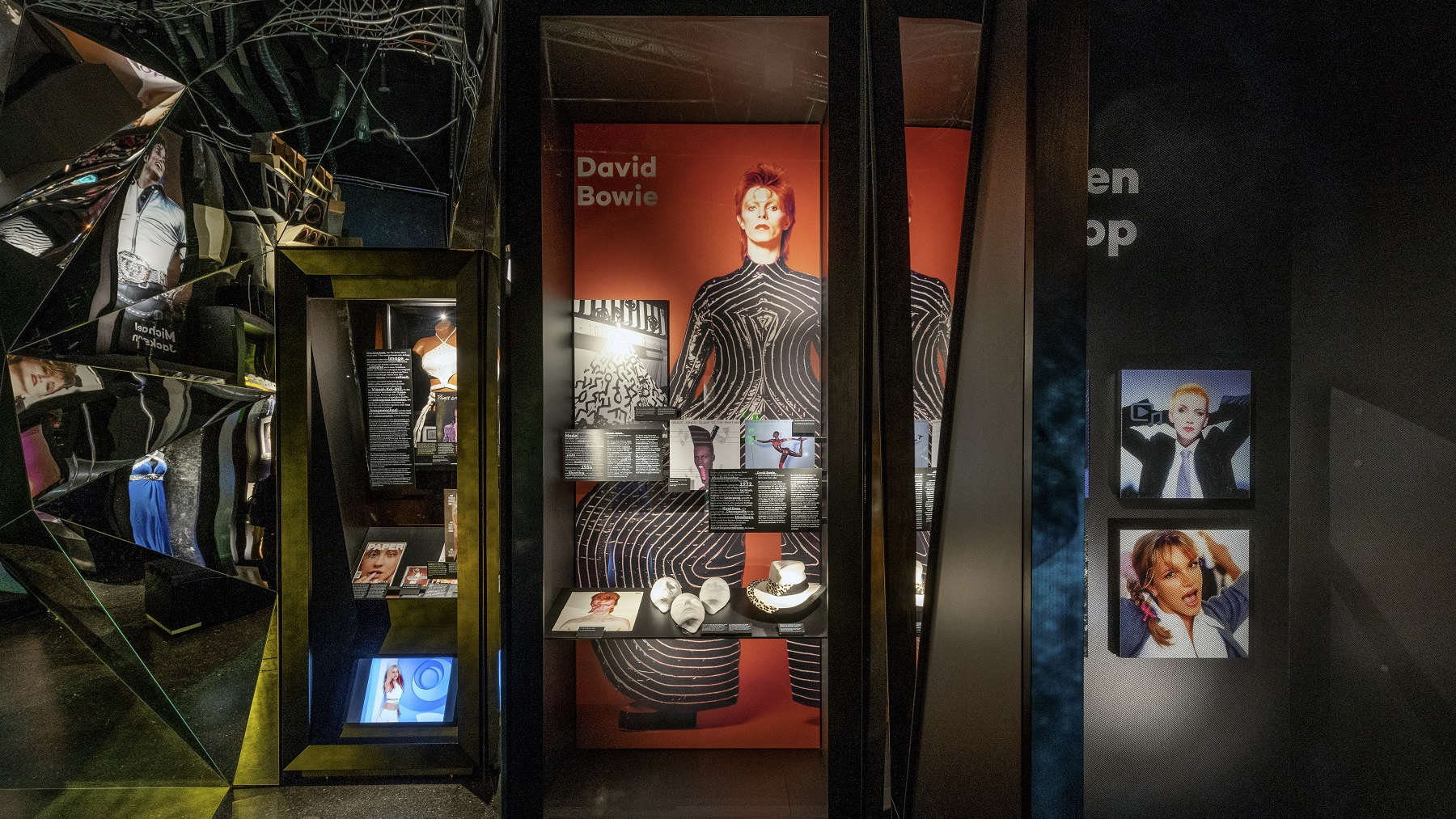 rocknpopmuseum Gronau, permanent exhibition: David Bowie